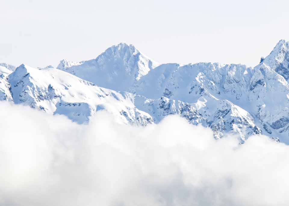 Image of alps sticking out above the clouds by Laurent LELONG on Pixabay
